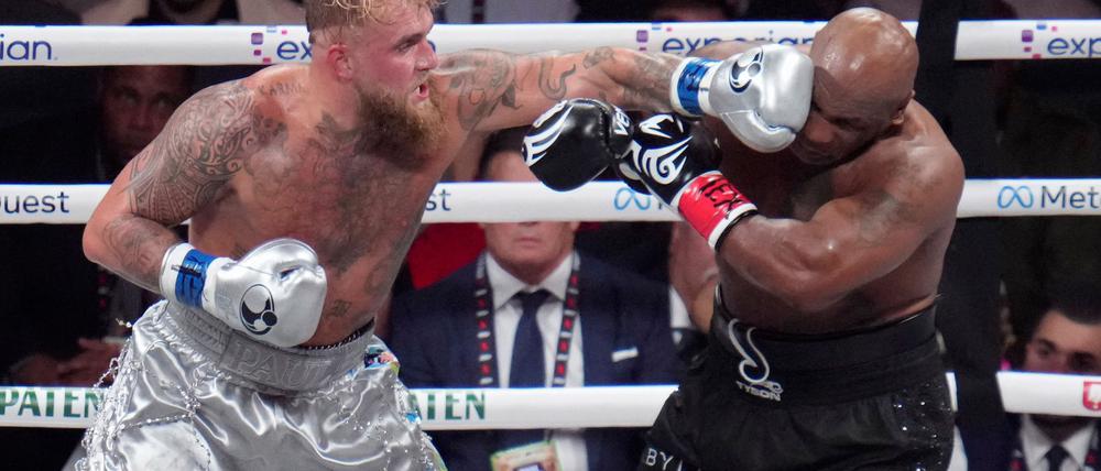 Mike Tyson (rechts) musste deutlich härtere Treffer einstecken als sein 31 Jahre jüngerer Gegner. 