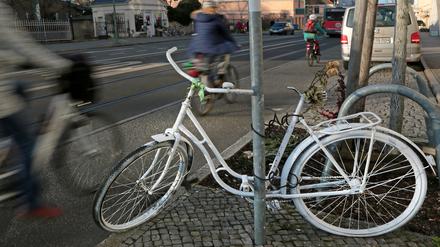 Ghostbike (Klaer) Weisses Fahrrad zur Erinnerung an einen im Strassenverkehr tötlich verunglückten Radfahrer in der Potsdamer Friedrich-Ebert-Strasse