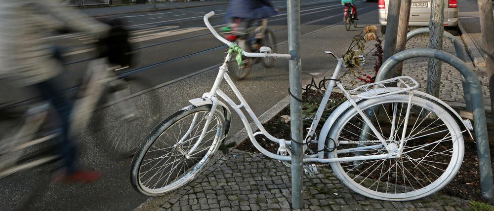 Ghostbike (Klaer) Weisses Fahrrad zur Erinnerung an einen im Strassenverkehr tötlich verunglückten Radfahrer in der Potsdamer Friedrich-Ebert-Strasse