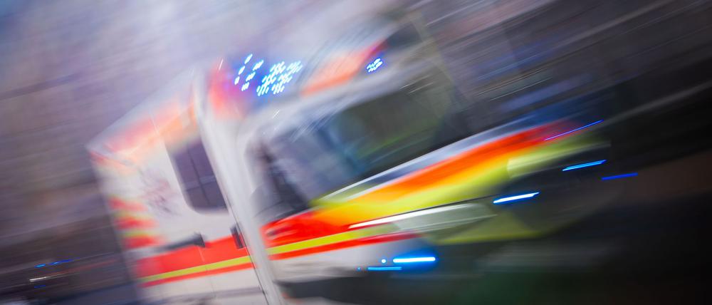 Zwei Passanten sind in Berlin von Autos erfasst worden. (Symbolbild)