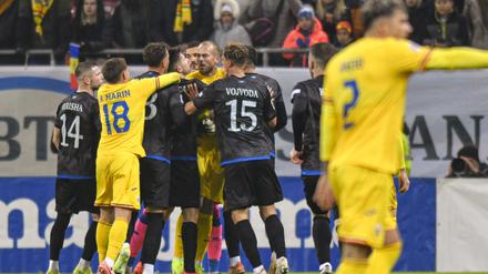 Kosovos Amir Rrahmani (l) streitet sich mit Rumäniens Denis Alibec. Kurz vor Schluss der Partie kam es zu einem Eklat und einem Spielabbruch. 