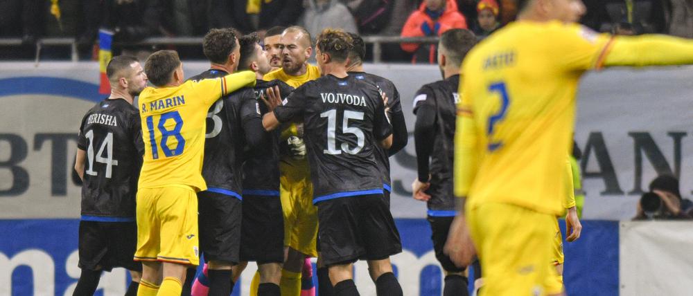 Kosovos Amir Rrahmani (l) streitet sich mit Rumäniens Denis Alibec. Kurz vor Schluss der Partie kam es zu einem Eklat und einem Spielabbruch. 