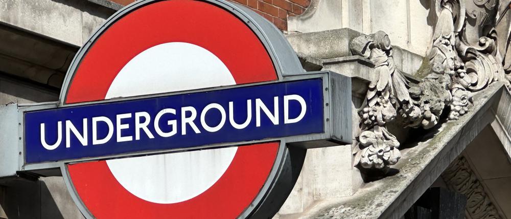 Englischen Nationalspielerinnen sagen die U-Bahn Haltestellen an, an denen Fußballfans zu zwei Top-Spielen aussteigen können.