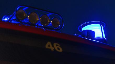 Ein Blaulicht ist auf einem Feuerwehr-Einsatzfahrzeug montiert.