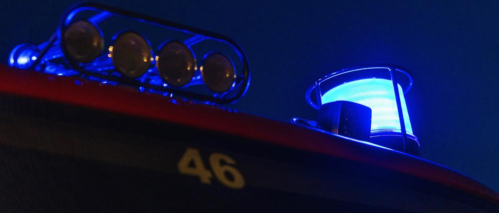 Ein Blaulicht ist auf einem Feuerwehr-Einsatzfahrzeug montiert.