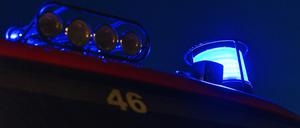 Ein Blaulicht ist auf einem Feuerwehr-Einsatzfahrzeug montiert.