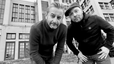 Serhij Zhadan und Yuriy Gurzhy vor dem legendären Derschprom-Gebäude in Charkiw, das jetzt von den Russen beschossen wurde. 