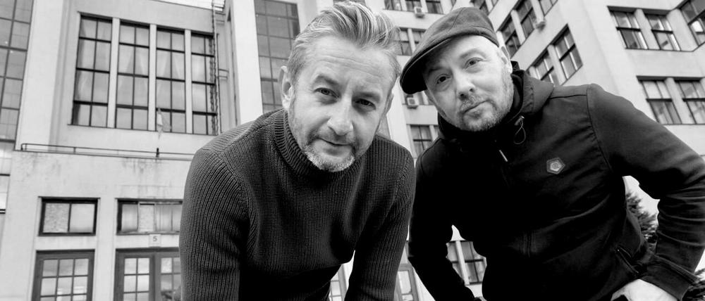 Serhij Zhadan und Yuriy Gurzhy vor dem legendären Derschprom-Gebäude in Charkiw, das jetzt von den Russen beschossen wurde. 