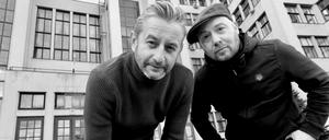 Serhij Zhadan und Yuriy Gurzhy vor dem legendären Derschprom-Gebäude in Charkiw, das jetzt von den Russen beschossen wurde. 