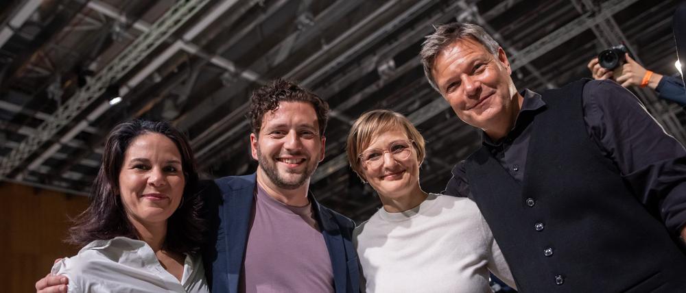 Franziska Brantner (2.v.r), neue Bundesvorsitzende von Bündnis90/Die Grünen, steht nach der Wahl neben Felix Banaszak (2.v.l), neuer Co-Bundesvorsitzender von Bündnis90/Die Grünen, bei der Bundesdelegiertenkonferenz der Grünen zwischen Annalena Baerbock (Bündnis90/Die Grünen), Außenministerin, und Robert Habeck (Bündnis 90/Die Grünen), Bundesminister für Wirtschaft und Klimaschutz.