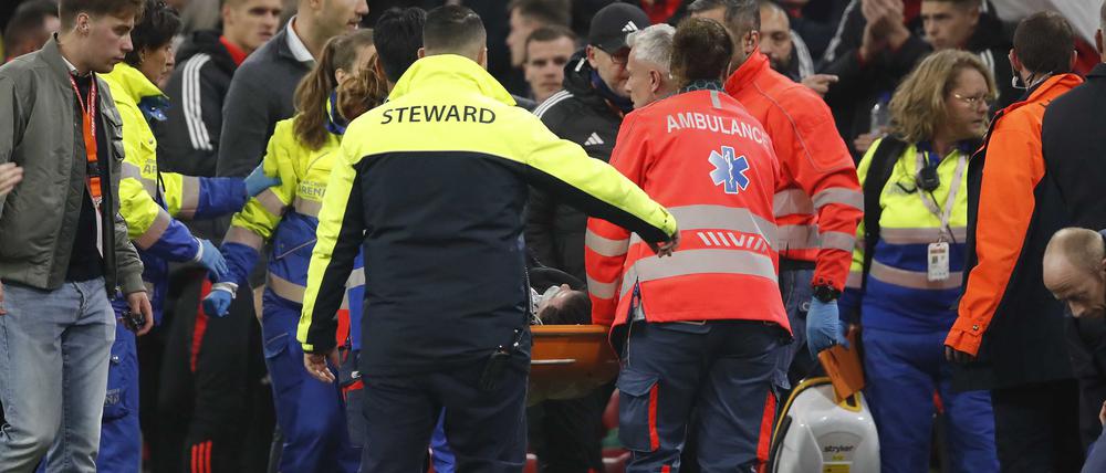 Beim Spiel in Amsterdam ist es zu einem medizinischen Notfall gekommen.
