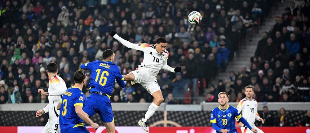 Jamal Musiala erzielt das 1:0 per Kopf nach einer Flanke von Joshua Kimmich.