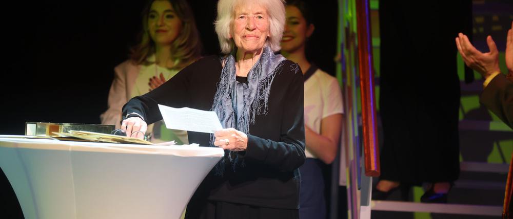 Die Theaterdirektorin Nele Hertling wurde bei der Preisverleihung in Gera für ihr Lebenswerk geehrt.