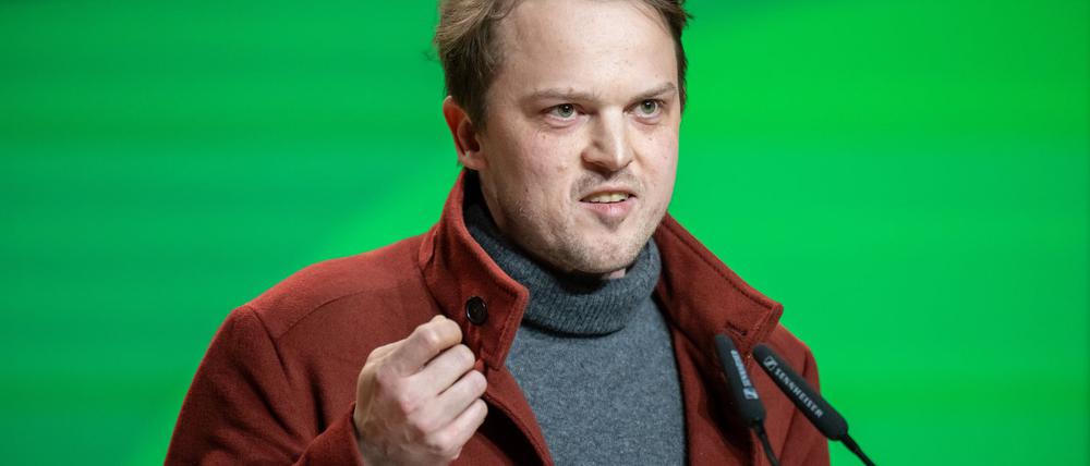 Erik Marquardt macht sich für den Antrag zu Asyl und Migration stark.