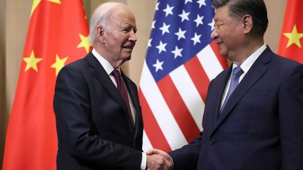 Biden begrüßt Xi.
