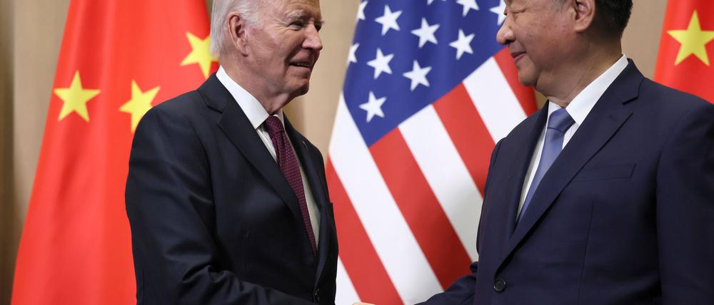 Biden begrüßt Xi.