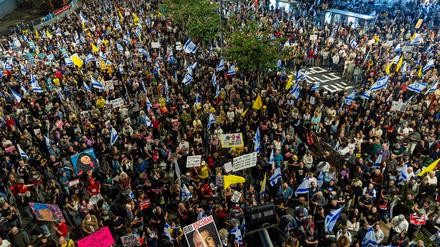In Tel Aviv demonstrierten wieder hunderte Menschen für ein Abkommen zur Geisel-Freilassung.