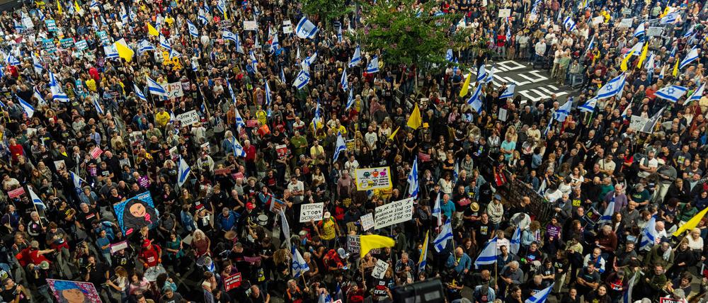 In Tel Aviv demonstrierten wieder hunderte Menschen für ein Abkommen zur Geisel-Freilassung.
