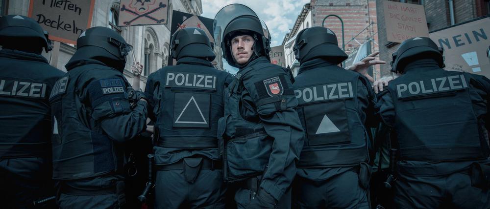 Der Einsatztrupp der Polizei um Gruppenführer Jan Vogt versucht, Demonstrierende zurückzudrängen