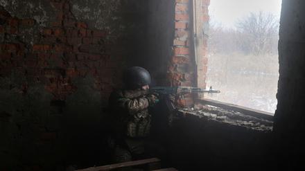 Ein ukrainischer Soldat nahe der Stadt Charkiw.