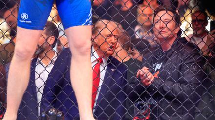 Donald Trump und  Elon Musk stehen in New York beim Ultimate Fighting am Ring.