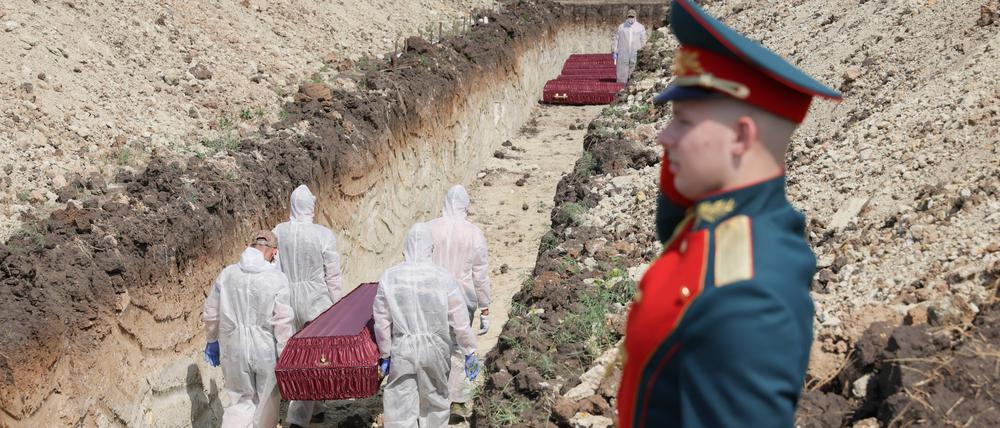 Gefallene Soldaten der russischen Armee werden im August 2024 im Donbass beerdigt.