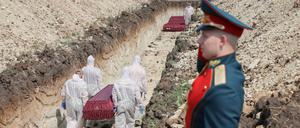 Gefallene Soldaten der russischen Armee werden im August 2024 im Donbass beerdigt.