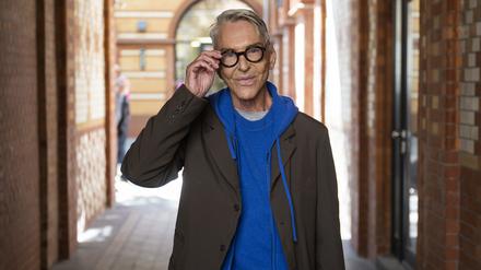 Wolfgang Joop, deutscher Modedesigner, steht vor der Vorstellung seiner neuen Modekollektion «Wunderkind x hessnatur» in einem Hinterhof. 