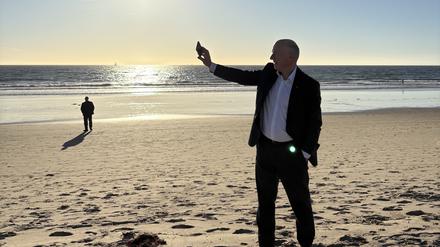 Kai Wegner am Strand von Santa Monica. Der Berliner Haushalt muss warten. 