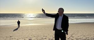 Kai Wegner am Strand von Santa Monica. Der Berliner Haushalt muss warten. 
