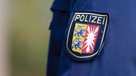Das Wappen der Polizei Schleswig-Holstein ist auf eine Jacke genäht.