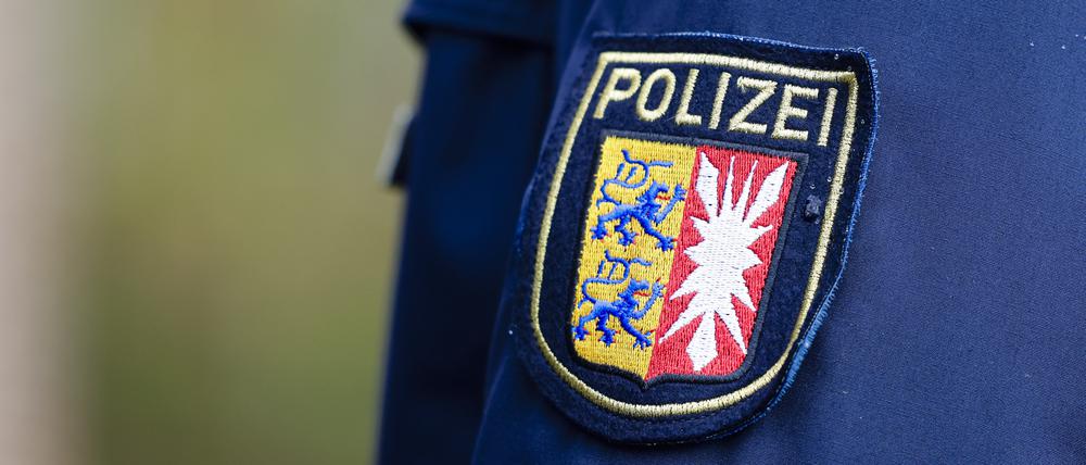 Das Wappen der Polizei Schleswig-Holstein ist auf eine Jacke genäht.