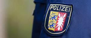 Das Wappen der Polizei Schleswig-Holstein ist auf eine Jacke genäht. 