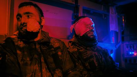 Zwei verwundete ukrainische Soldaten.