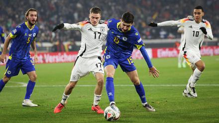 Deutschlands Florian Wirtz (l.) und Bosnien-Herzegowinas Armin Gigovic im Kampf um den Ball. 