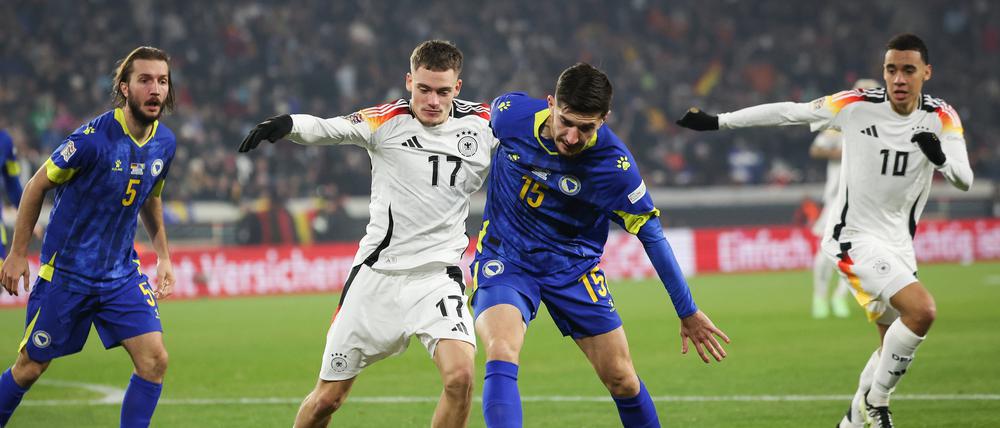 Deutschlands Florian Wirtz (l.) und Bosnien-Herzegowinas Armin Gigovic im Kampf um den Ball.