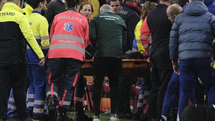 Schreckminuten. Sanitäter tragen Ungarns Assistenztrainer Adam Szalai während des  vom Spielfeld. 