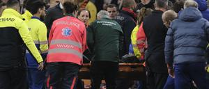 Schreckminuten. Sanitäter tragen Ungarns Assistenztrainer Adam Szalai während des  vom Spielfeld. 