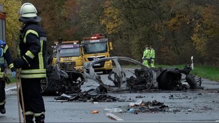Rettungskräfte stehen neben den Trümmern von Fahrzeugen nach einem Unfall bei Ochtrup, bei dem sechs Menschen ums Leben gekommen sind.