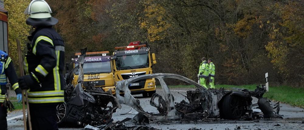 Rettungskräfte stehen neben den Trümmern von Fahrzeugen nach einem Unfall bei Ochtrup, bei dem sechs Menschen ums Leben gekommen sind.