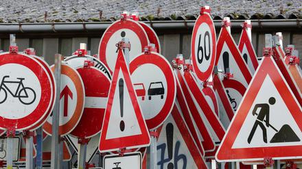Verkehrsschilder, Schilderwald, Verkehr, Umleitung, Baustelle