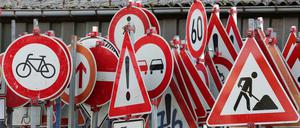Verkehrsschilder, Schilderwald, Verkehr, Umleitung, Baustelle