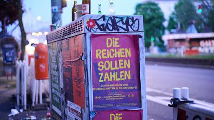 Gegen unerlaubtes Plakatieren in Berlin kommen die Bezirke nicht an. (Archivbild)