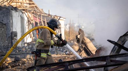 Ein Feuerwehrmann löscht in Odessa nach den russischen Luftangriffen einen Brand.