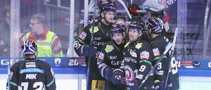 Die Eisbären jubeln hier über den ersten von fünf Treffern.
