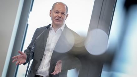 Bundeskanzler Olaf Scholz (SPD) am Sonntag vor dem Abflug zum G20-Gipfel in Rio de Janeiro am Flughafen BER Berlin-Brandenburg. 