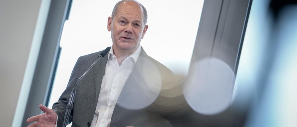 Bundeskanzler Olaf Scholz (SPD) am Sonntag vor dem Abflug zum G20-Gipfel in Rio de Janeiro am Flughafen BER Berlin-Brandenburg.