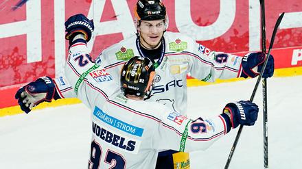 Die Nationalspieler Pföderl und Noebels trafen beim Sieg der Eisbären gegen Frankfurt.