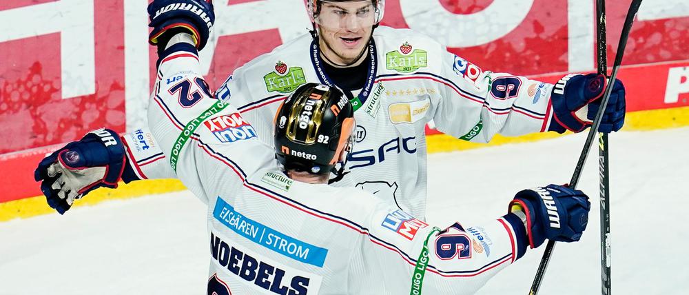 Die Nationalspieler Pföderl und Noebels trafen beim Sieg der Eisbären gegen Frankfurt.