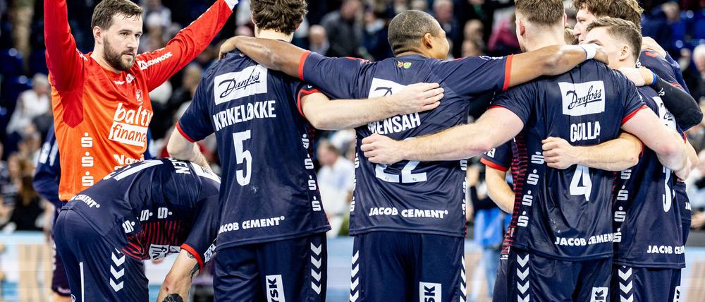 Die Spieler der SG Flensburg-Handewitt feiern den Derby-Sieg.